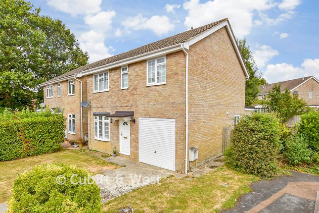 31, The Fieldings, Horsham photo 2
