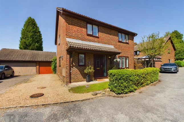 Thumbnail Detached house for sale in Kingfisher Close, Crawley