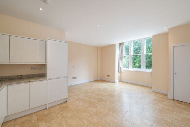 Flat 4, Wray Coppice Oaks Road Wray Common, Reigate photo 4