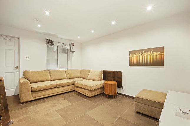 Gatcombe Road, London photo 4