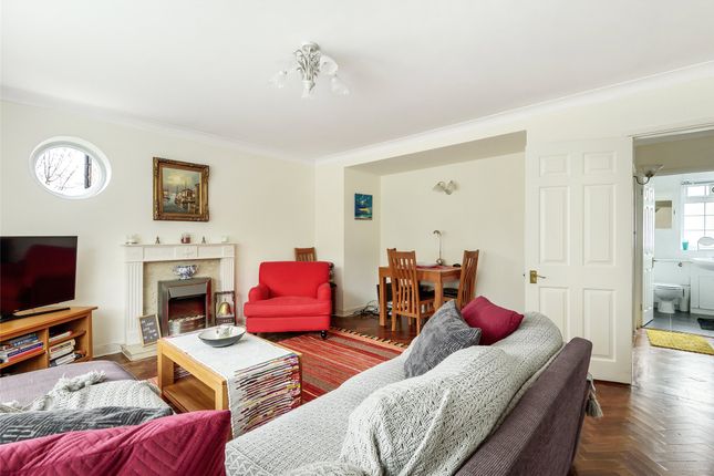 7, Queensfield Court, SUTTON photo 3