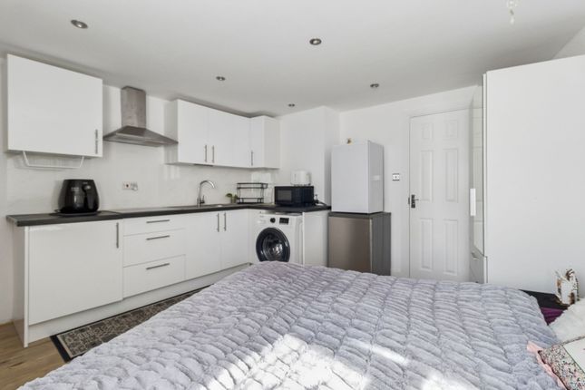 49 Ilkley Road, Watford photo 3