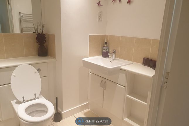 Flat, Windward Court Gallions Road, London photo 4