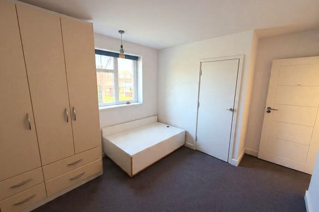 91, Cranleigh Gardens, Southall photo 2