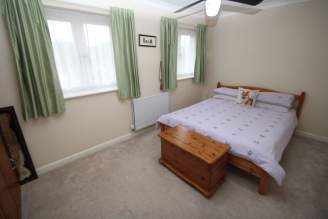 5 Barton Way, High Wycombe photo 4