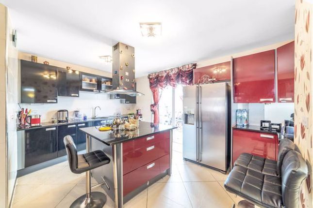 21, Tudor Close, London photo 4