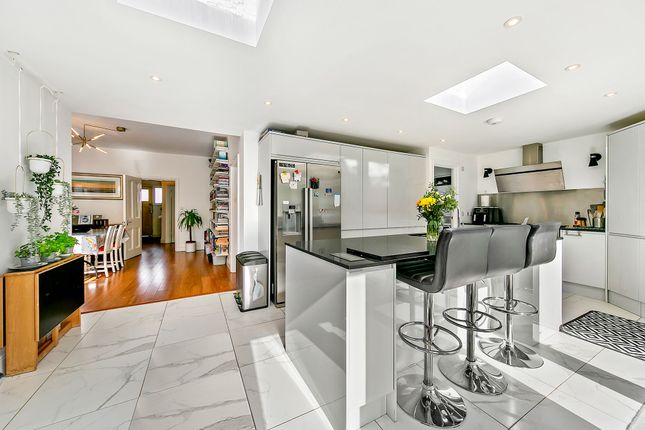 16 Selwyn Road, New Malden photo 2