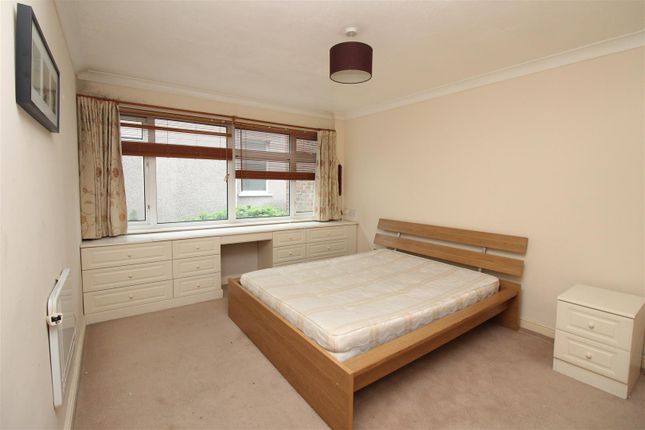 Flat to rent in Chelston Court, Grosvenor Road, Wanstead