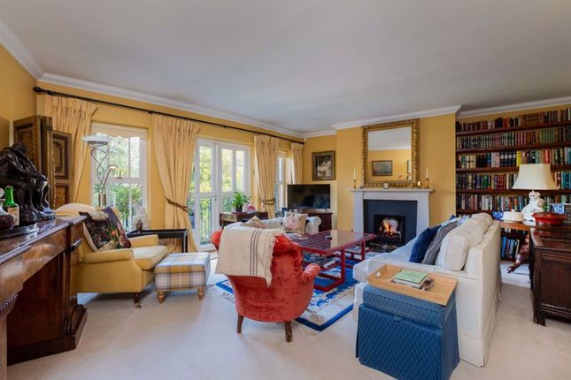 11, Palmerstone Court, Virginia Water photo 3