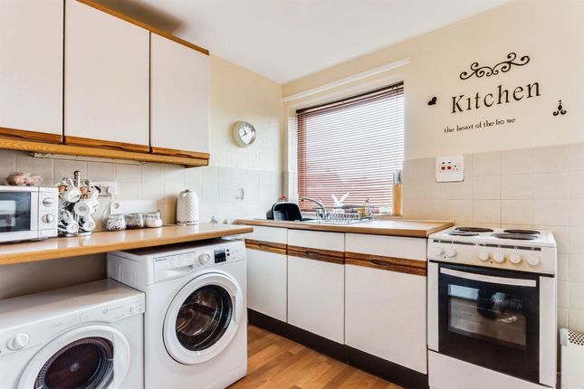 Flat for sale in Windsor View, Dewsbury