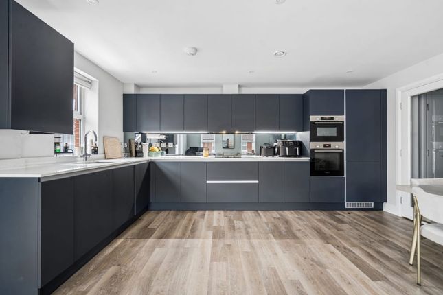 6, Meadow Court, Iver photo 4