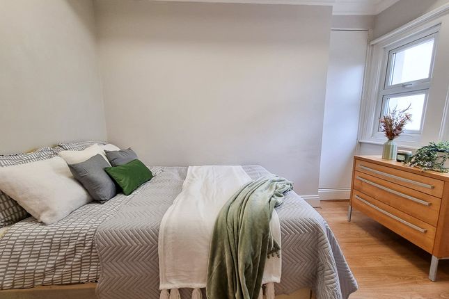 Flat to rent in Twyford Avenue, West Acton, London
