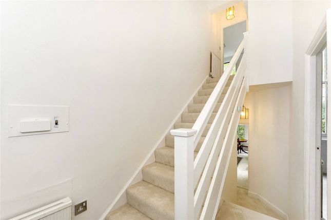 Flat 3, 13, Nevern Square, Earls Court photo 4