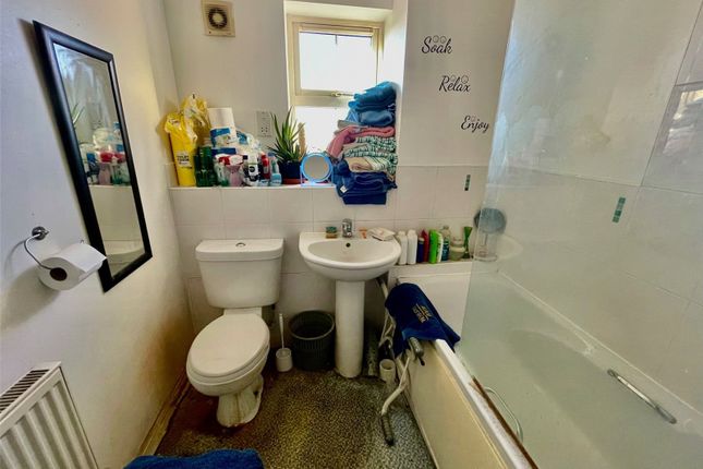 Apartment 3, 31, Alred Court, West Yorkshire photo 2