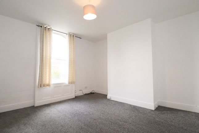 Flat 2, 6, Southfield Mount, Leeds photo 4