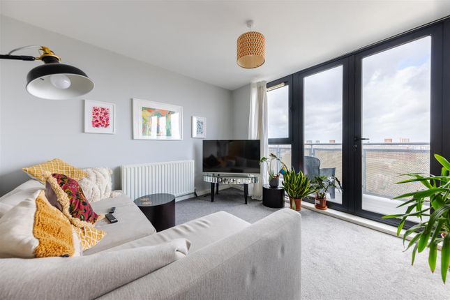 Thumbnail Flat for sale in Taylor Place, London
