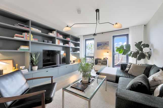 Thumbnail Flat for sale in Chatham Place, London
