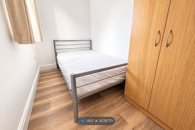 Raynor Close, Southall photo 4