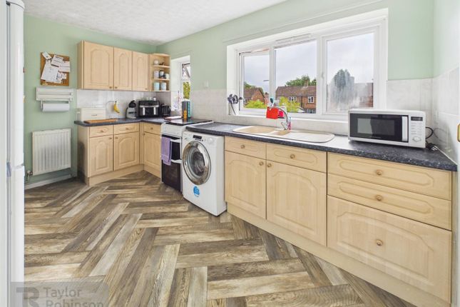 38, Stagelands, Crawley photo 3
