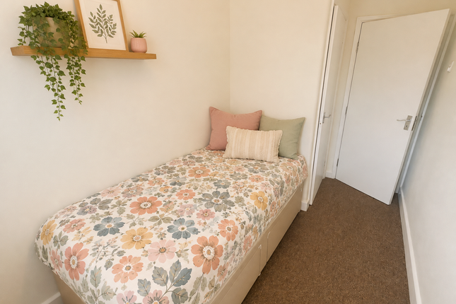 33 Maple Grove, London photo 3
