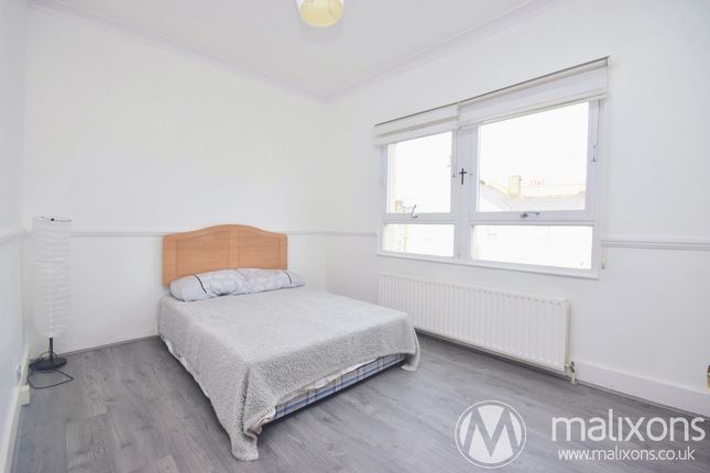 Terraced house to rent in Brightwell Crescent, London