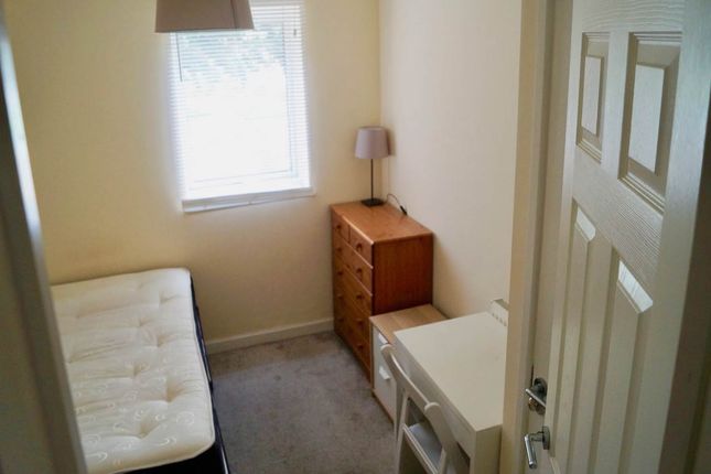 Room 3 68, Wildlake, Peterborough photo 3