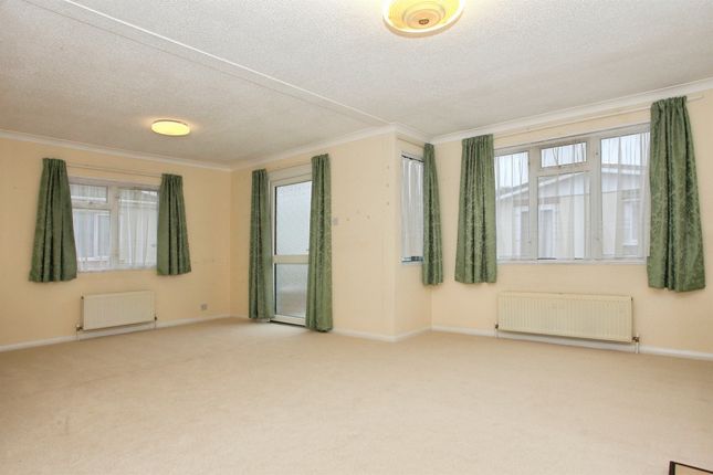 15, Brookfield Home Park, PETERBOROUGH photo 2