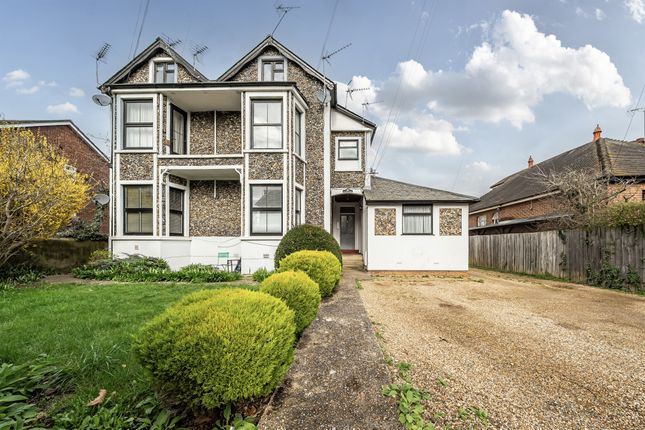 1-bed flat on Flat 6, Flint Lodge, Ray Park Road, Maidenhead, £115,000