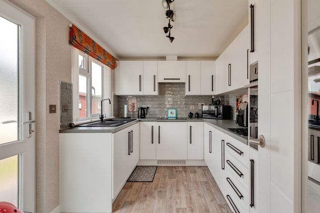 44, Helsby Park Homes, Chester Road, Frodsham photo 3
