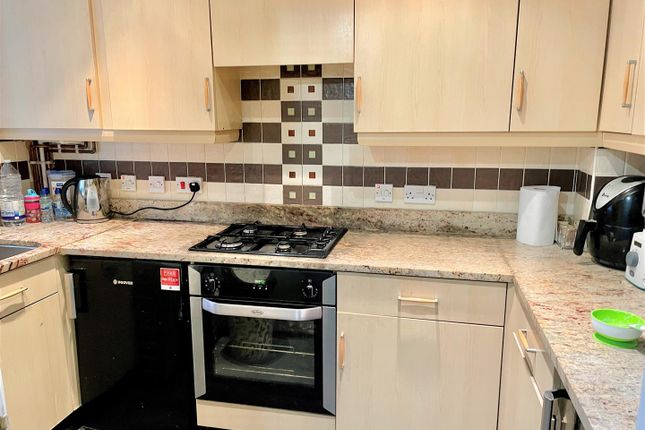 15, Wroxham Way, Ilford photo 5