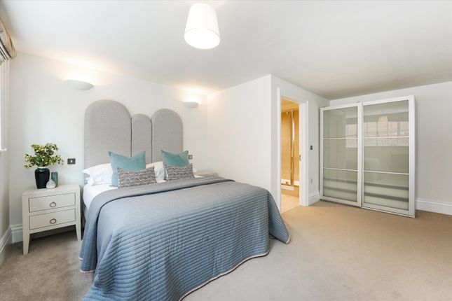 Flat for sale in Searle House, Kingsway Square, 98 Battersea Park Road, London