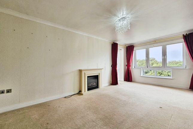 Flat 25, Knightsbridge Court,, Connaught Gardens East, Essex photo 2