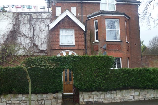 Flat to rent in Avenue South, Surbiton
