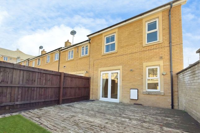 32 Doulton Close, Swindon photo 4