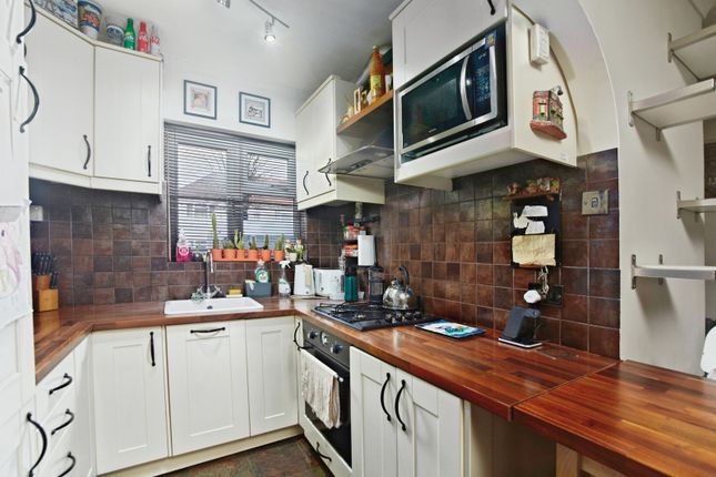 42, Bates Crescent, Croydon photo 3