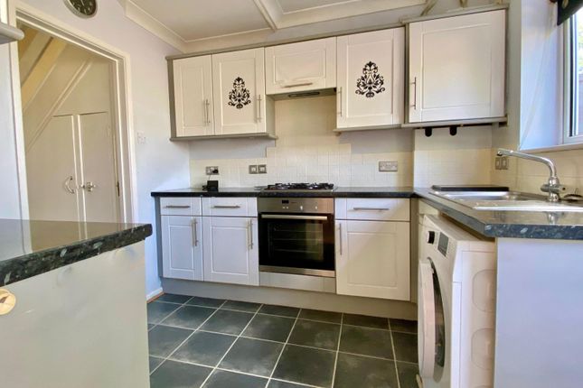 33 Forestside Gardens, RINGWOOD photo 3