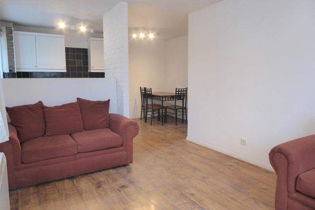 19, Marchside Close, Hounslow photo 2