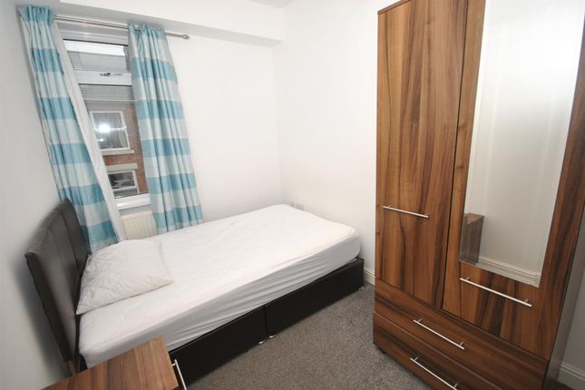 Room to rent in Room 2 39 Shirland Street, Stonegravels, Chesterfield