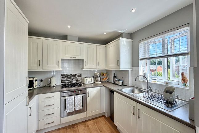 15, Squirrel Court, Hampshire photo 3