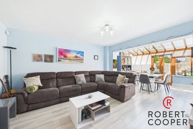28, Blagrove Crescent, Ruilsip photo 2