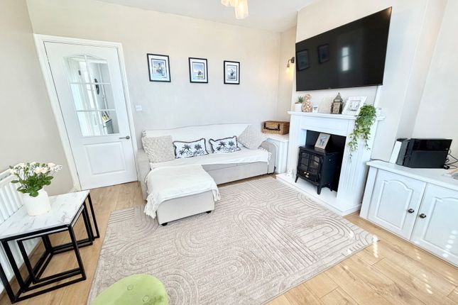 27, Woods Lane, Brierley Hill photo 4