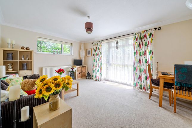 Flat 2, Pine Court,, Pine Grove, Weybridge photo 4