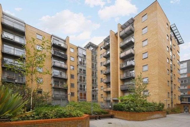 Thumbnail Flat to rent in Constable House, Cassilas Road, Canary Central, South Quay, Canary Wharf, London