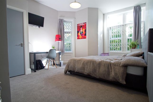Flat A, 23, Cliff Road Gardens, Leeds photo 5