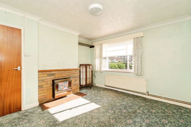 16, Queens Close, Holt photo 2