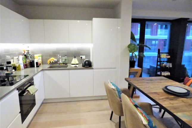 Flat to rent in Marco Polo Tower, Bonnet Street, London