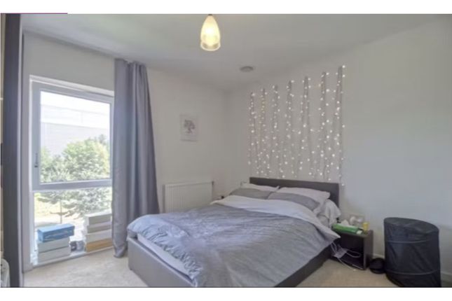 Flat to rent in Lakeside Drive, London