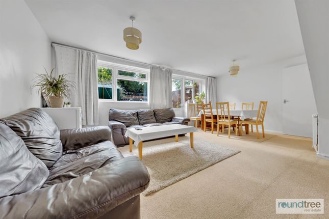 End terrace house for sale in Linksway, London