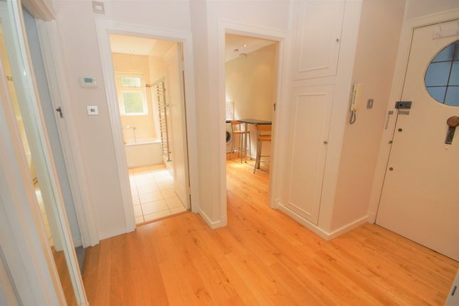 Flat to rent in Elm Park Court, Elm Park Road, Pinner, Middlesex