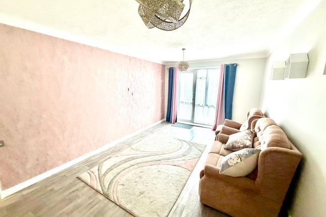 8, Manor Farm Court, Egham photo 2
